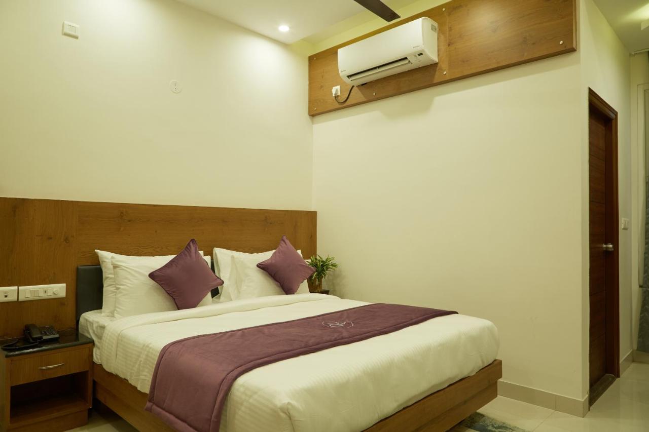 Vovo Premier Hotel Bangalore Exterior foto